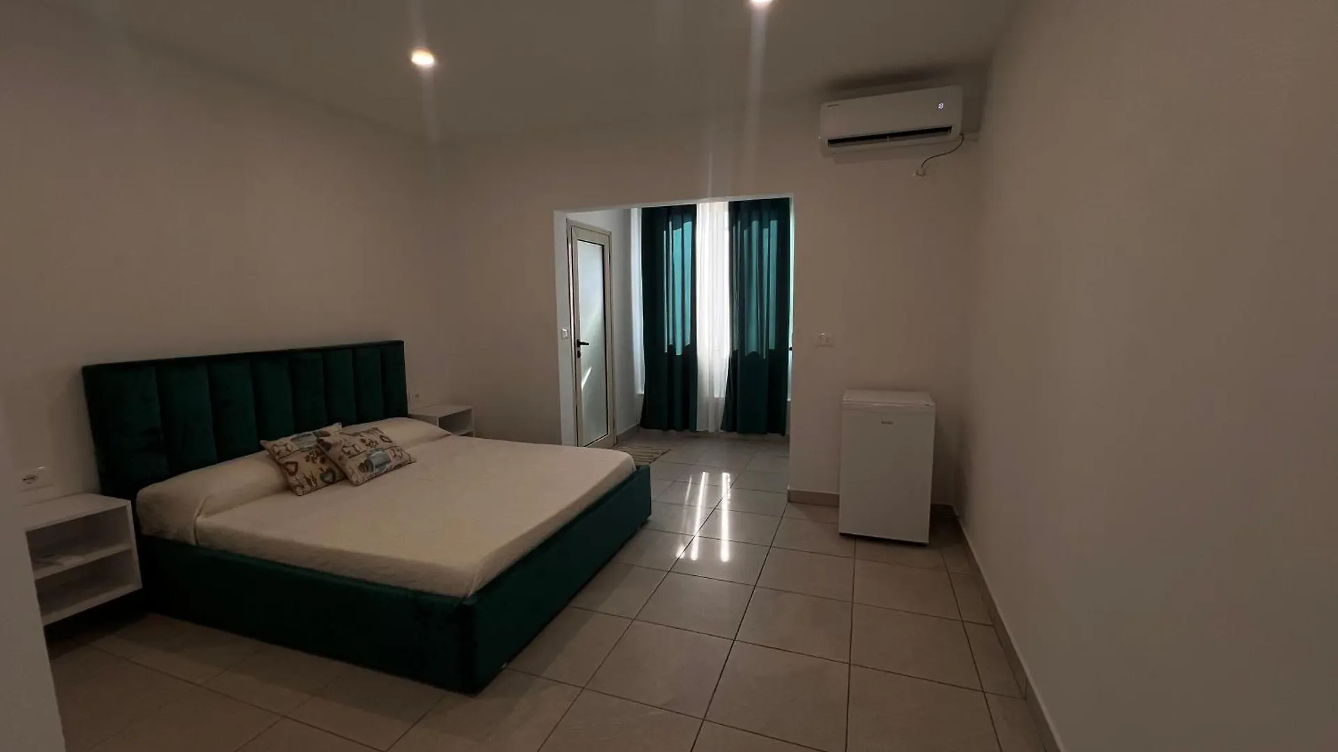 Keira Rooms Vlorë 0*,  Albânia